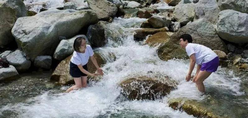 当地人很喜爱的耍水地—— 龙门山白水河 就在回龙沟景区附近 走到小