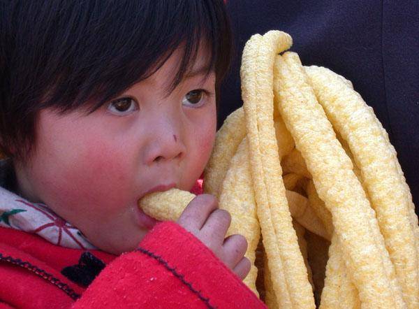 家长|可能引发孩子智力低下，家长尽量少给娃吃生活中某些常见食物