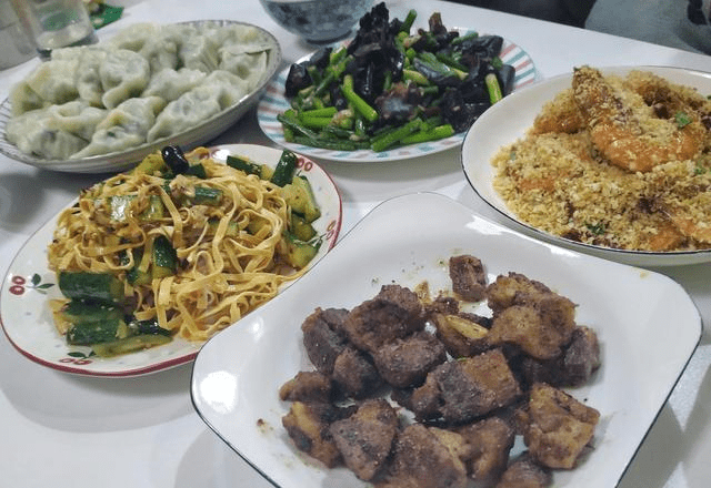 原创晒晒我家的晚餐,有饺子有肉有蔬菜,一家三口吃了个肚圆