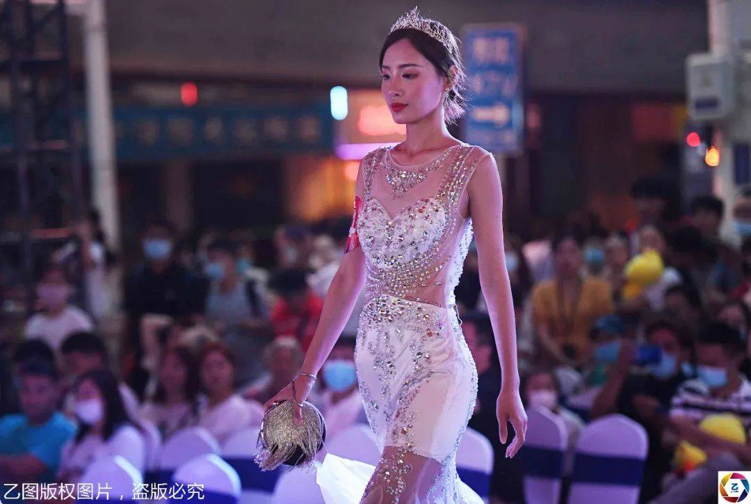 原创直击胸模大赛首场海选,18位佳丽前台秀火辣身材,后台蹲地换装