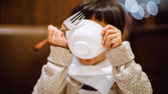 香蕉|把1岁娃吃进了医院，孩子食物无小事奶奶分半根香蕉给娃吃