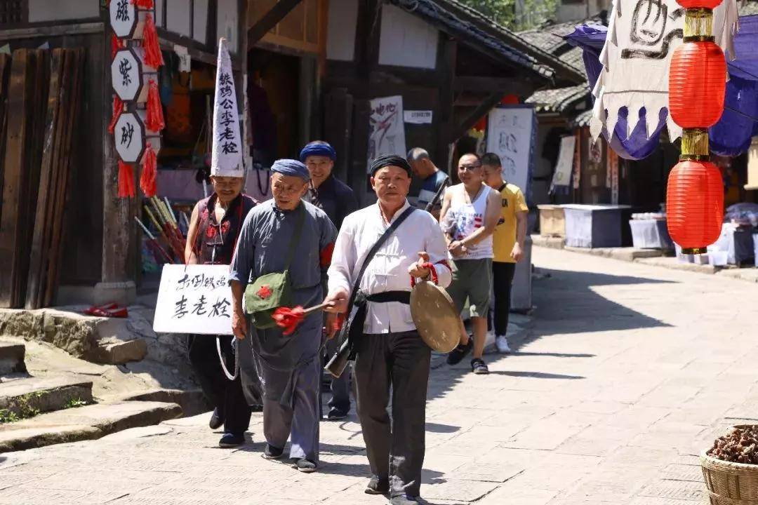 "铁公鸡李老栓,腰杆上别个钱转转抗租抗粮,不交捐打到李老栓.