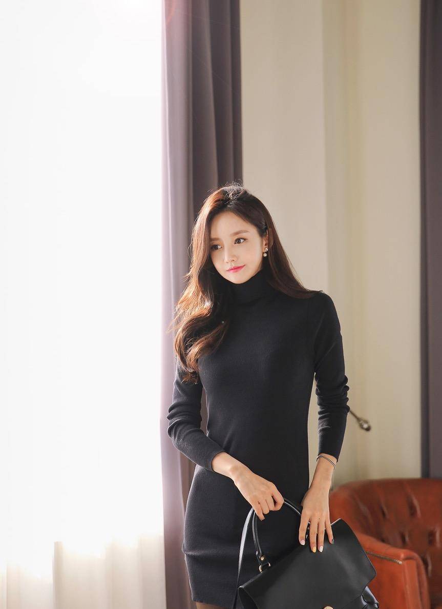 原创靓靓聊第133期:全身黑色系列搭配的清纯气质卷发美女,高贵,优雅