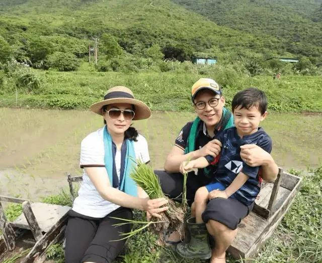 原创“跳水皇后”郭晶晶嫁入豪门后，儿子穿200元的鞋子，网友：看到近况真心酸