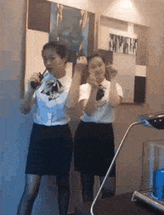 原创搞笑gif:兄弟!这是我的女人,当着我的面你也敢这么撩