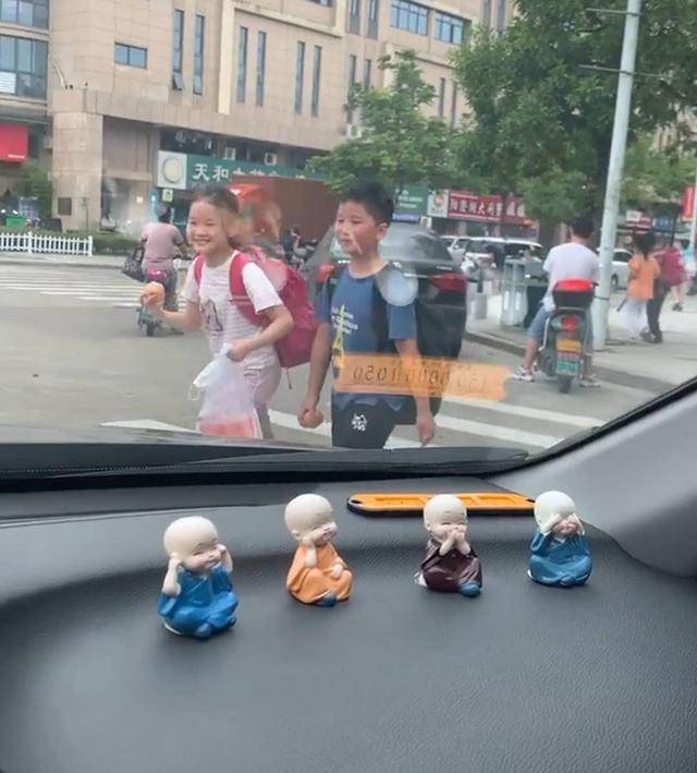 妈妈接儿子放学，竟被儿子装作不认识，网友笑称：别坏了儿子好事