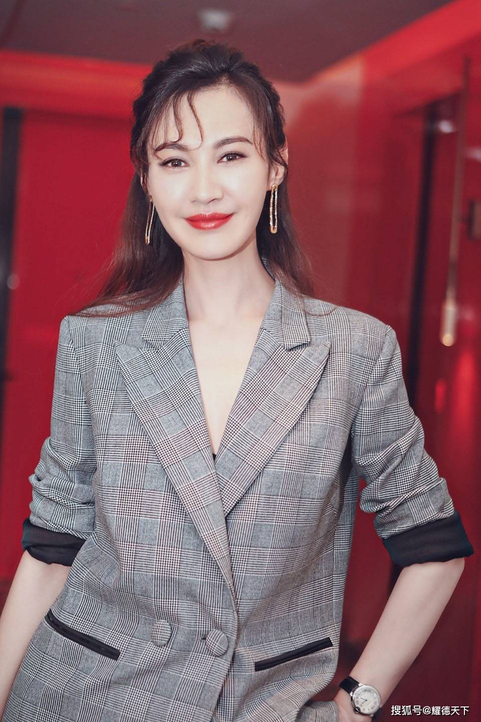 女演员林雪真显年轻,42岁身材完美苗条,看来女人不锻炼真不行
