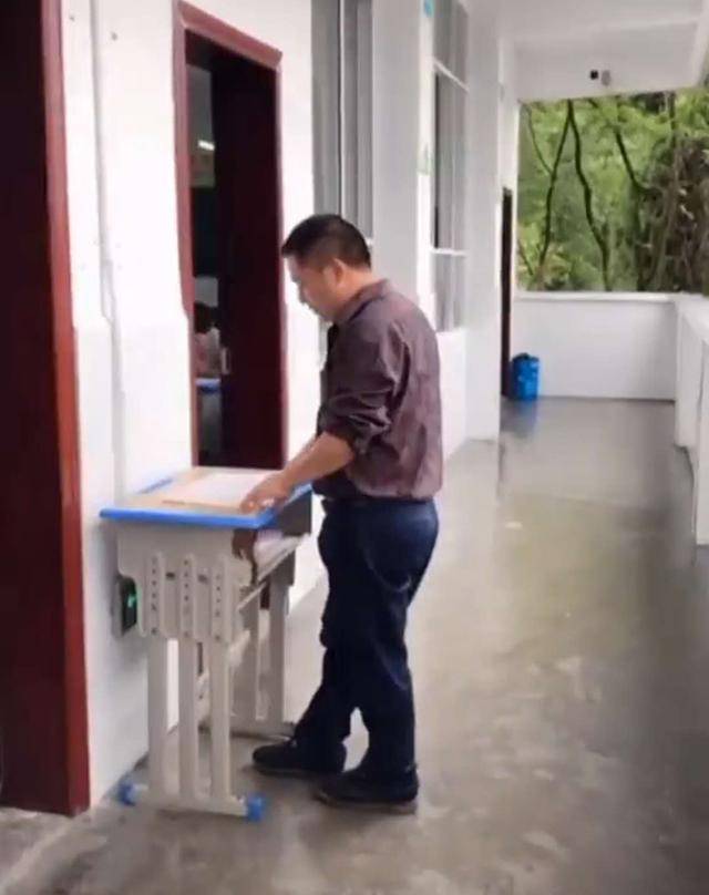 “最高效老师”火了，同时给两个教室学生上课，网友：这老师有点牛