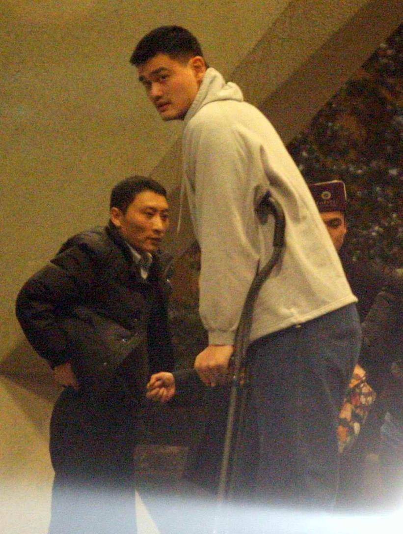 中国篮协主席姚明体重失控长至400斤!球迷怀念当初280