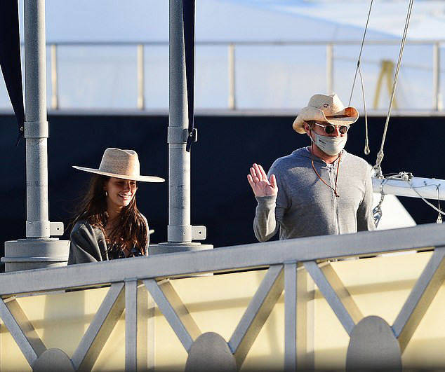 莱昂纳多在豪华游艇上为小女友庆生，两人造型