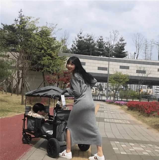 原创韩国宝妈晒女儿“丑照”，圈了百万粉丝，网友：晒娃界的泥石流