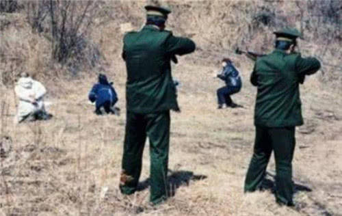 死刑犯行刑时都是用什么枪?被枪决时,犯人为何还要花钱买子弹?