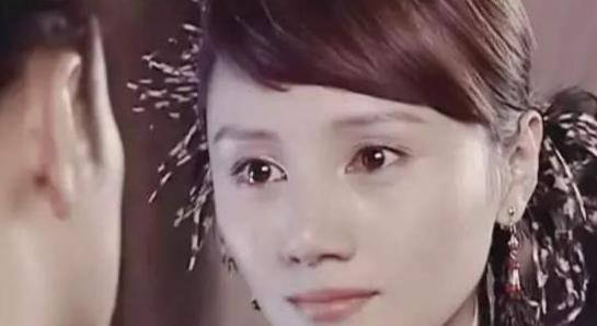 她22岁就成影后, 嫁大1岁影帝丈夫恩爱如初, 如今