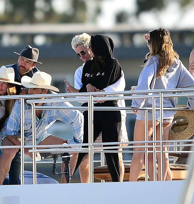 莱昂纳多在豪华游艇上为小女友庆生，两人造型