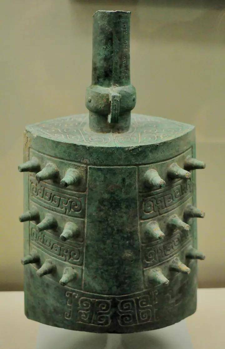 铙又称钲,执钟,是中国古代使用的青铜打击乐器之一,其最初的功能为军