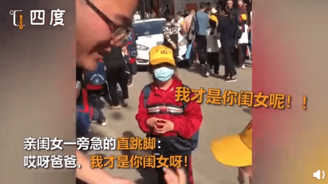 萌娃商场认错妈抱着不松手，还当着亲妈的面亲了这位“妈妈”！结局萌化