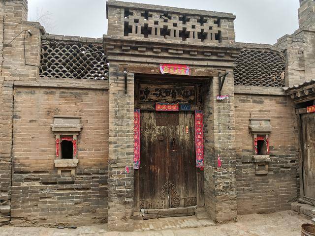 原创平遥农村几百年的老院门,现在看起来这么悲凉,凄惨