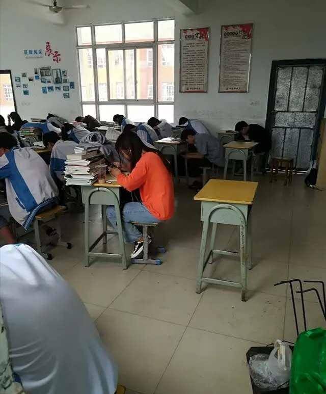 乡镇中学老师发了一张“照片”引发热议：学校责任还是家庭责任？