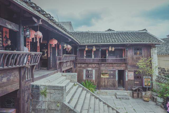 被称为布依族古民居活化石,贵州黔南两百年老宅,堪称中国第一