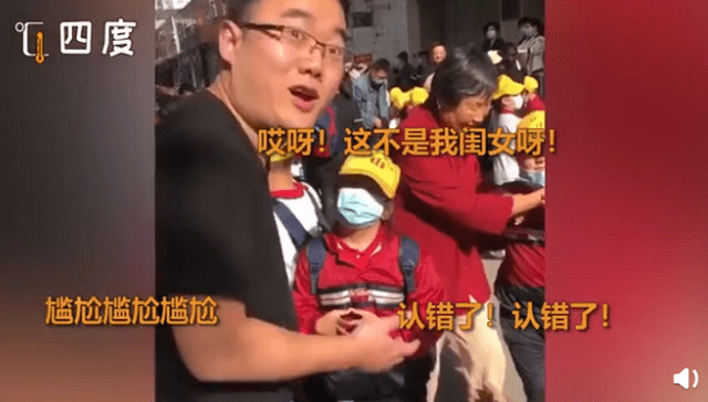 萌娃商场认错妈抱着不松手，还当着亲妈的面亲了这位“妈妈”！结局萌化