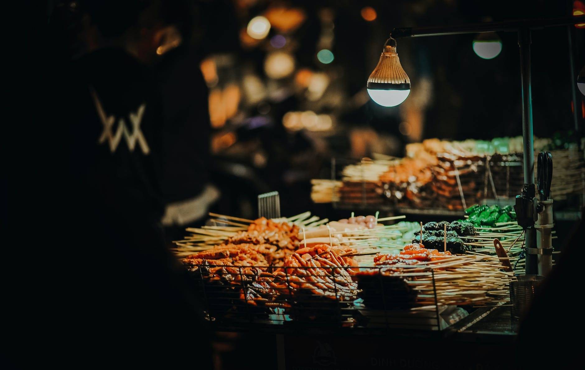 夏天的夜市,是冰啤酒的天下,少不了的是大排档的.