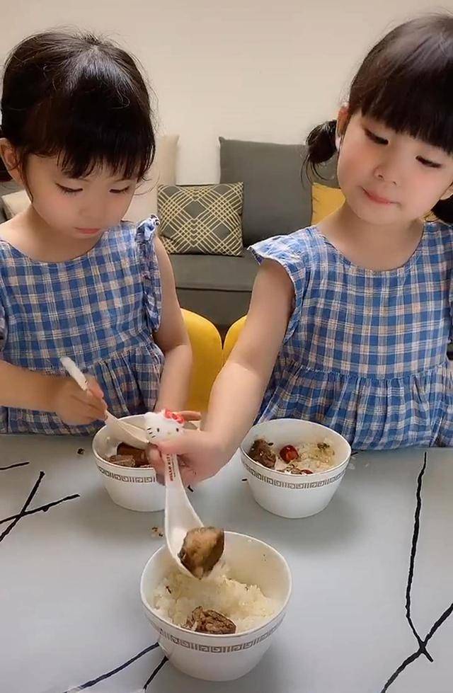 妈妈考验双胞胎女儿孝心，被俩女儿暖到，网友笑称：都是来报恩的