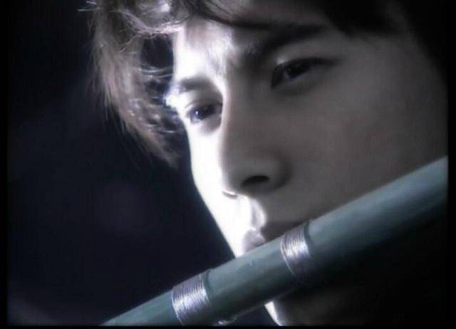 别看现在吴奇隆中年发福，巅峰时期的他，也是