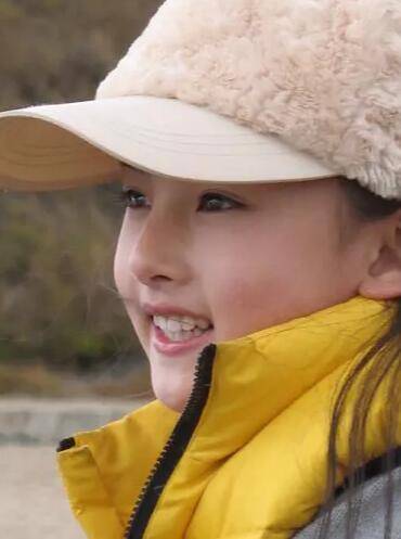 路人电梯偶遇宋祖儿，超近镜头下抓拍，一眼看