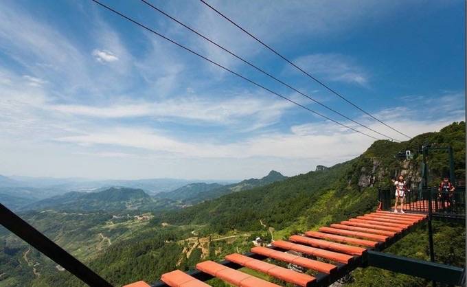 重庆万盛黑山之巅,竟让有一座"世界第一空中悬廊",勇敢者的冒险就此