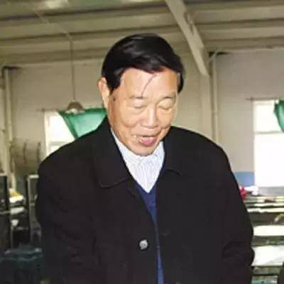 不输褚时健！60岁退休工人用2000元创业，靠卖雨伞一年赚到20亿