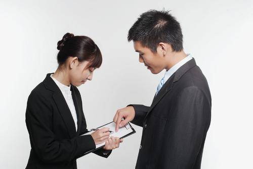 职场沟通技巧：如果遇到客户推托，千万别急着反驳