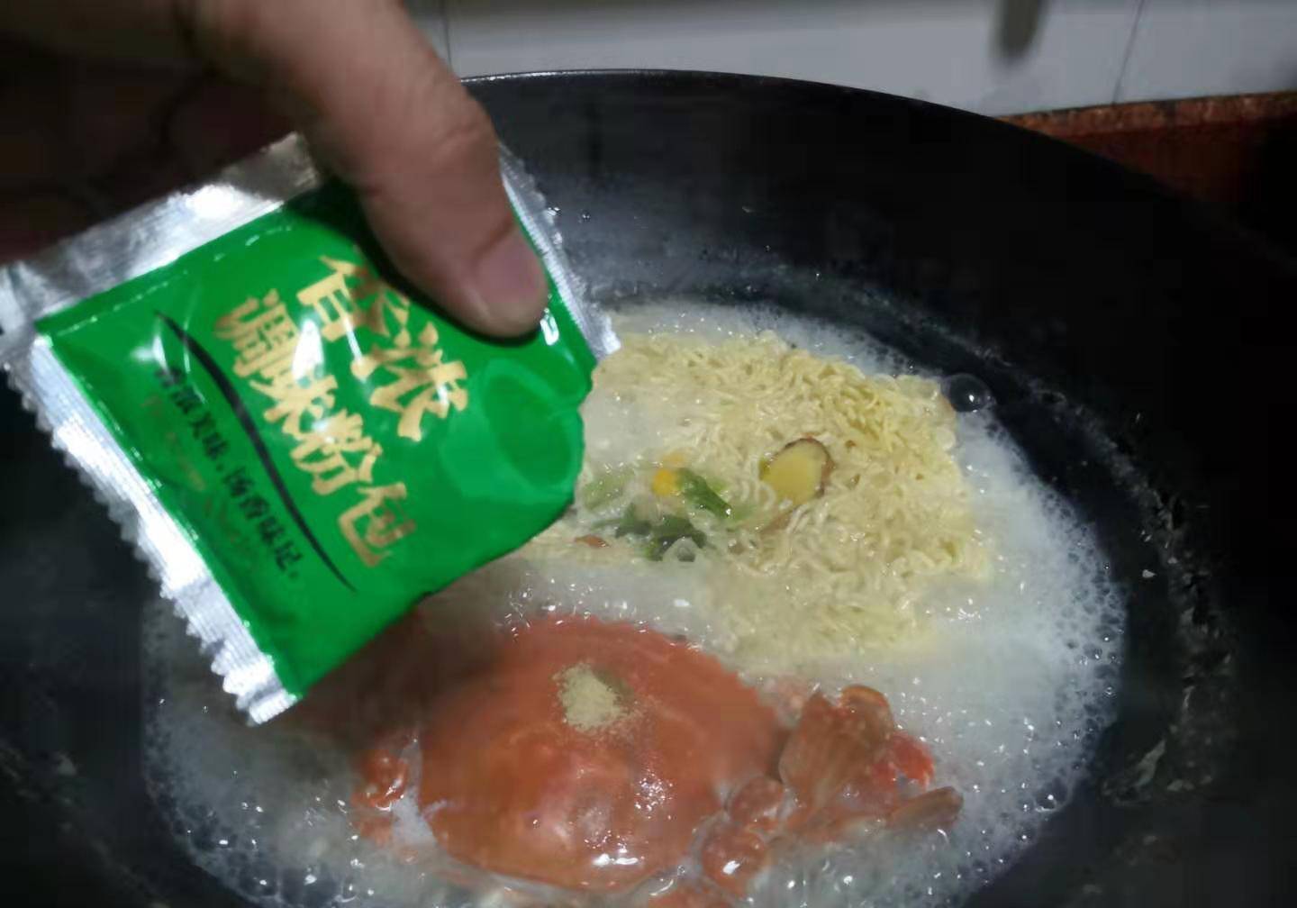 煮泡面时,直接把调料都加进去,就大错特错!它只要加一半才健康