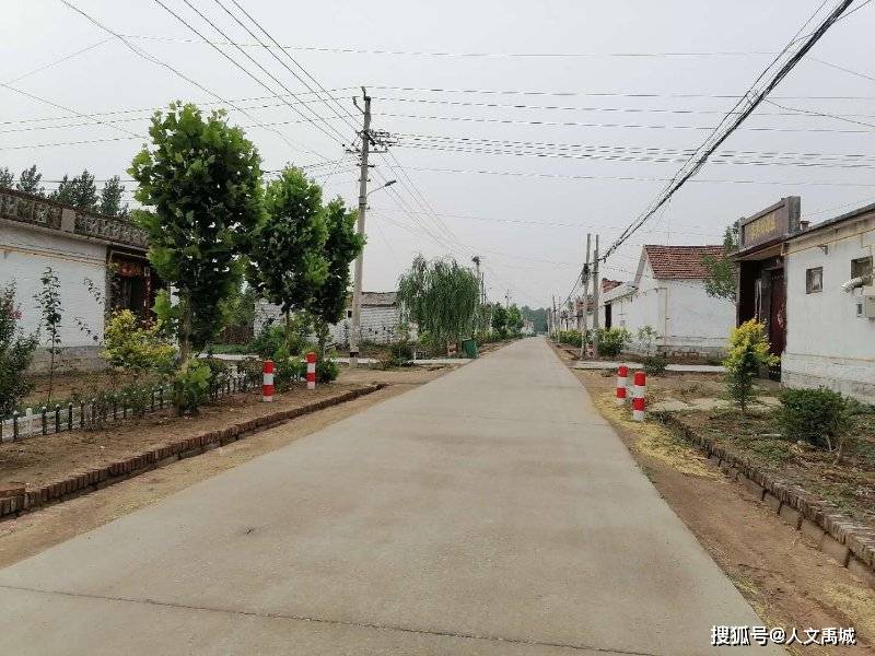 通往景庄的"村村通"公路