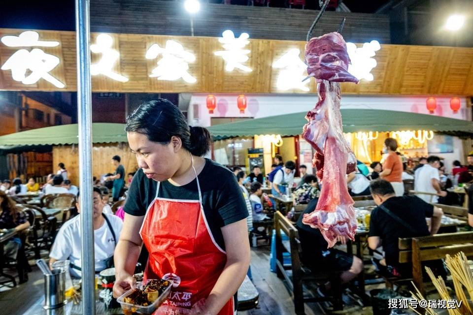 美食|美食夜市主人使出一招，让食客吃得放心了如何吃到真羊肉烤的串