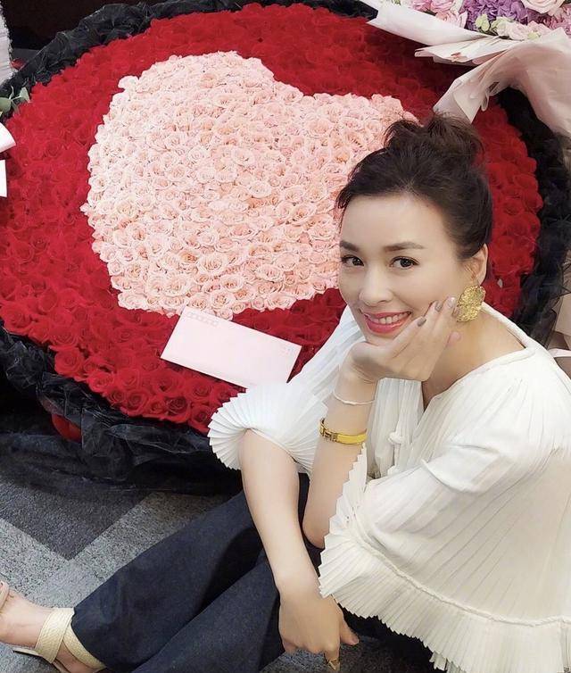 50岁张庭凤光霞影太惊艳!和18年前""小玩子""无差别,真冻龄女神