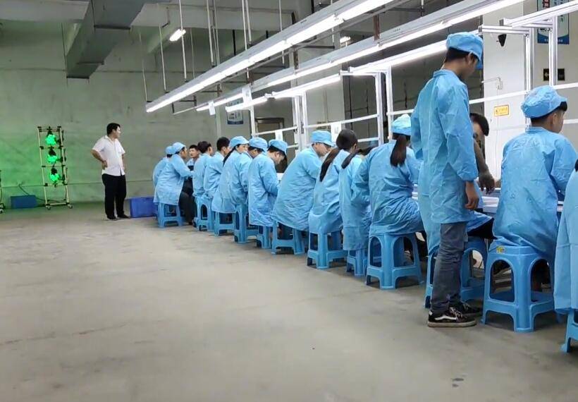 深圳工厂流水线,每天打螺丝钉打到吐,工资只有5000块钱