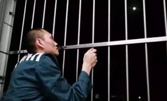 贵阳一外卖小哥被当街暴打，打人者很嚣张，原