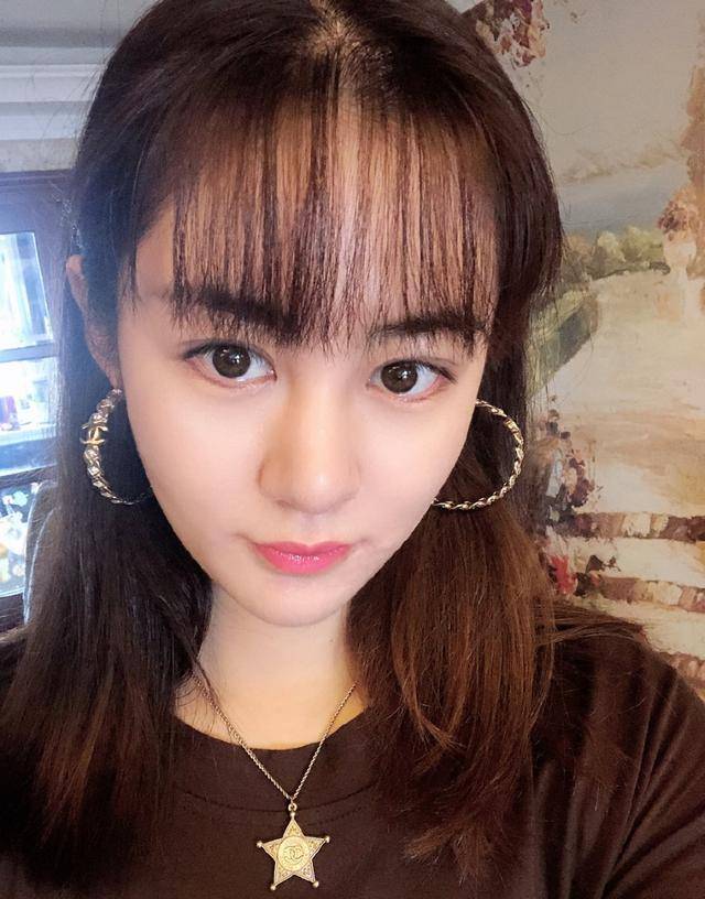 《乡爱》王小蒙晒房车却称活不起,遭同剧演员