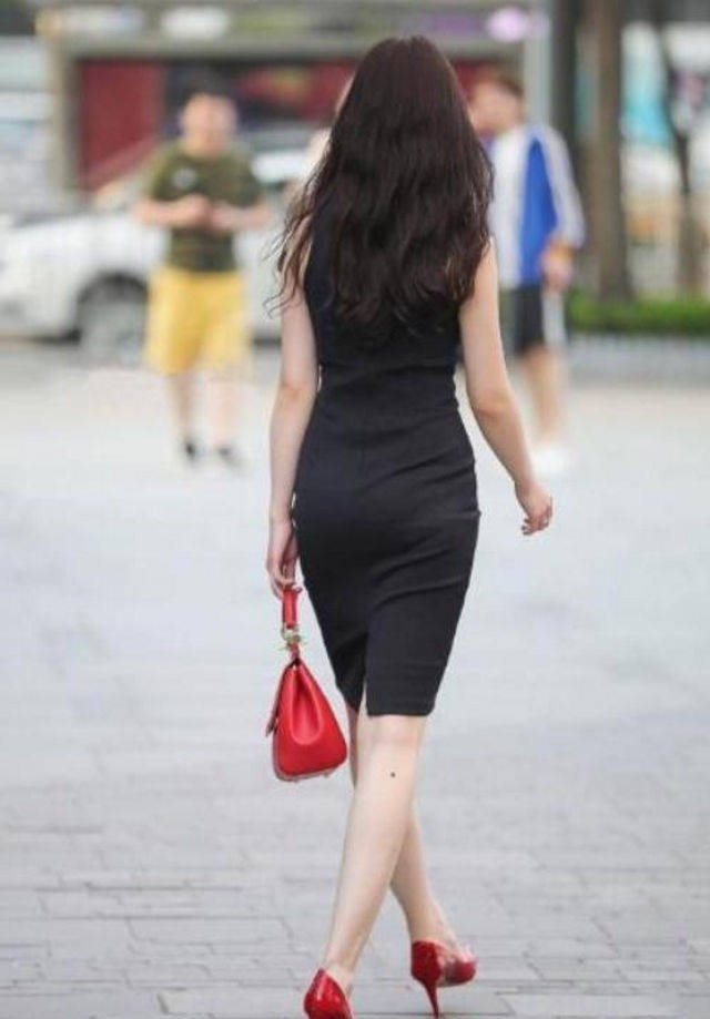 原创街拍,美女穿无袖的旗袍,青花瓷的裙身,满满的中国风