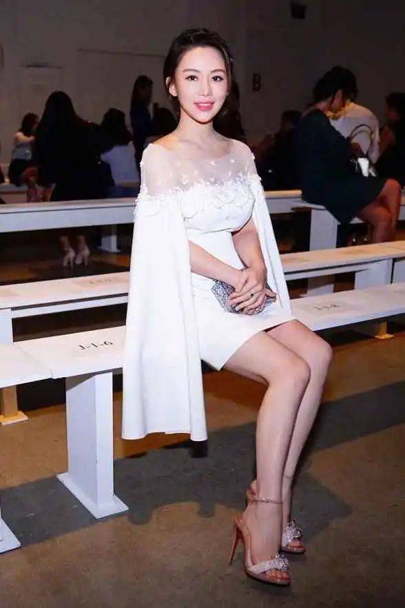 原创九球天后潘晓婷气质不输明星穿高开叉裙秀美腿性感又高级