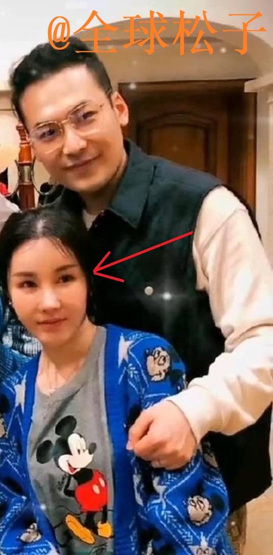 原创演员范明一家合影曝光,与妻子穿情侣装,儿媳妇颜值颇高