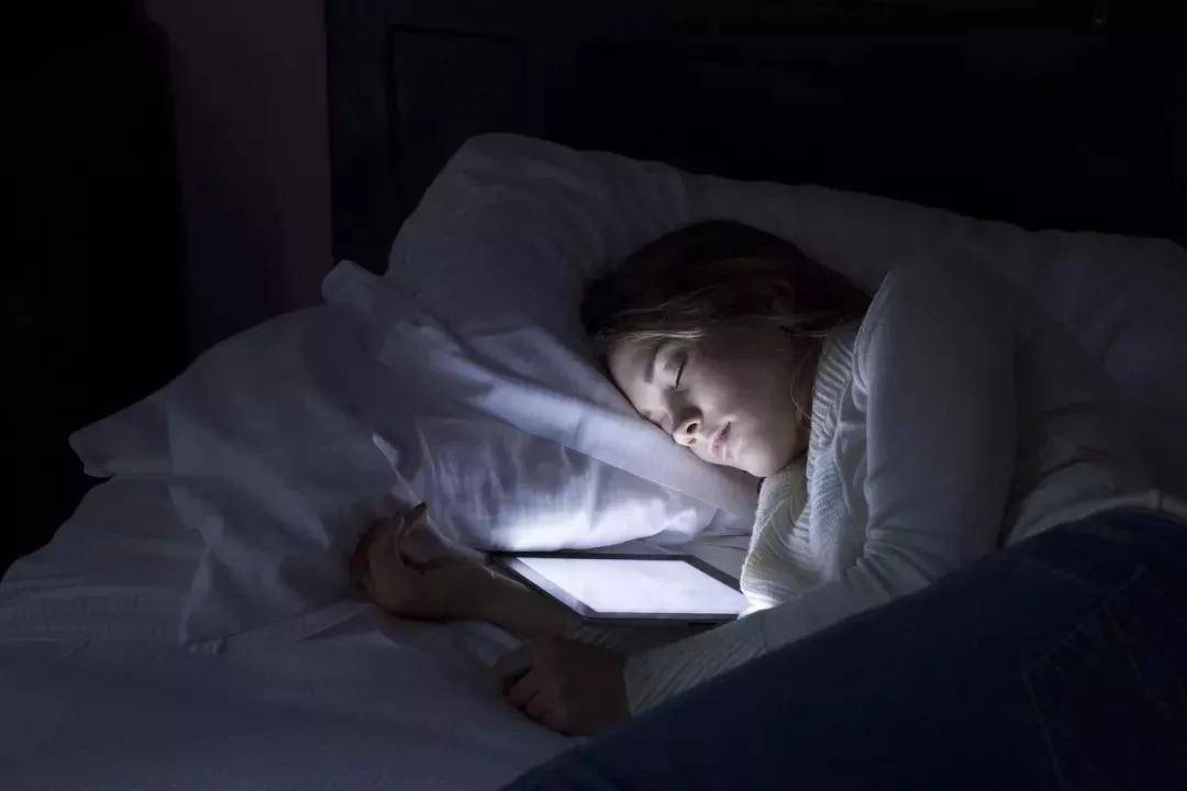 【床上玩手机容易睡着,日本年轻人睡眠时间近