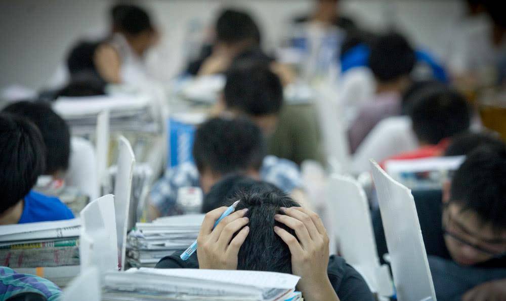 成绩不好改国籍“躺”进名校？假留学生泛滥，教育部终于出手了