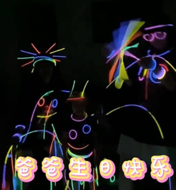 章子怡为汪峰庆49岁生日，带俩女儿跳荧光舞，汪峰：最幸福的礼物