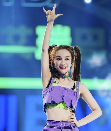 吴昕紫色露脐装,双马尾造型,活力美少女