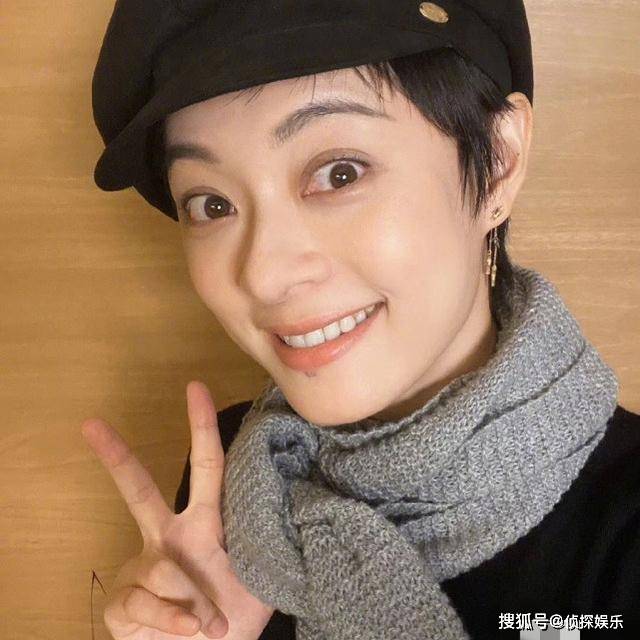 终于留长发！孙俪幼儿园接女儿放学，小花同学