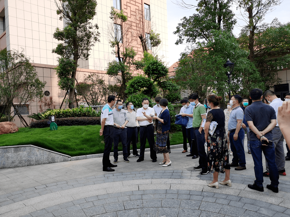 在郑新国董事长的陪同下,严可仕副市长,翁华锋副秘书长等一行领导现场