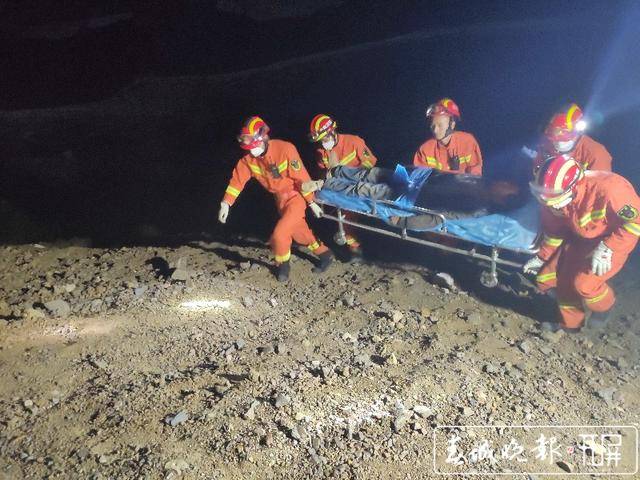 大理一男子深夜从高架桥坠落，消防紧急救援…