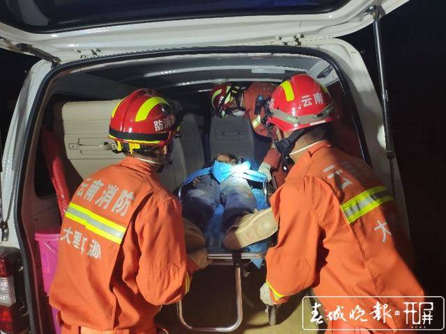 大理一男子深夜从高架桥坠落，消防紧急救援…
