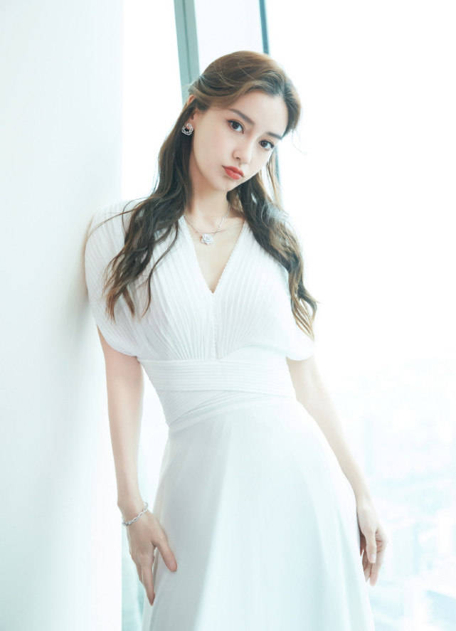 baby解约后资源更优秀，行程满满超敬业，晒照依